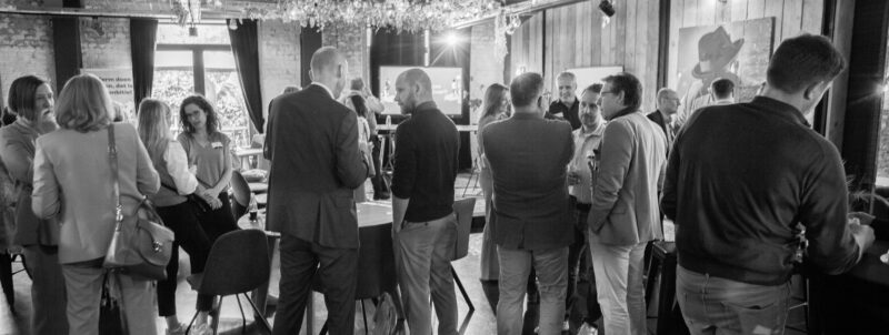 Événement networking avec invités debout dans le Loft Roots