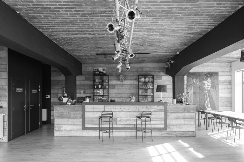 Le bar du Loft Industrial sous le plafond en briques