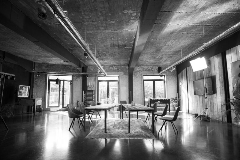 Le Loft Roots avec tables de réunion à la lumière du jour
