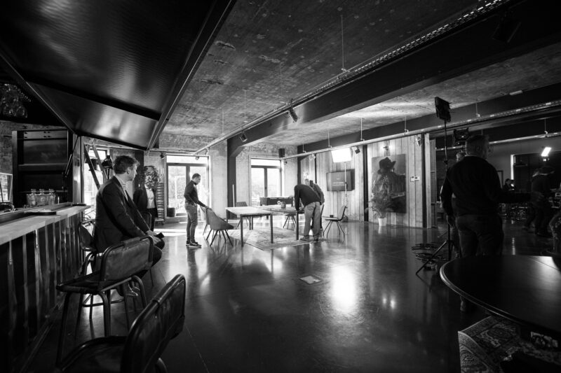 Le Loft Roots avec le bar-conteneur et des visiteurs