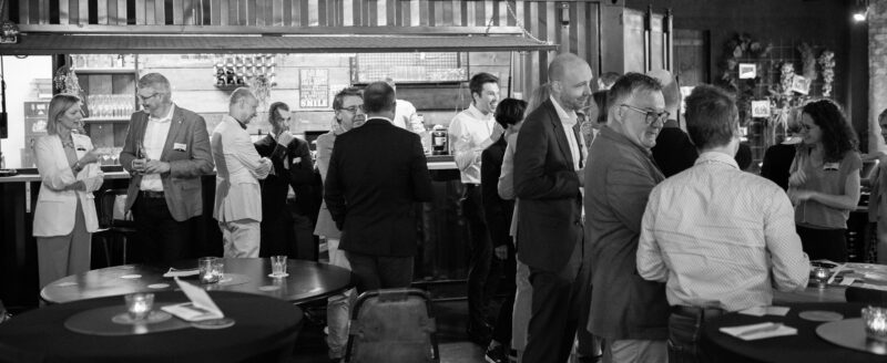 Réception networking dans le Loft Roots