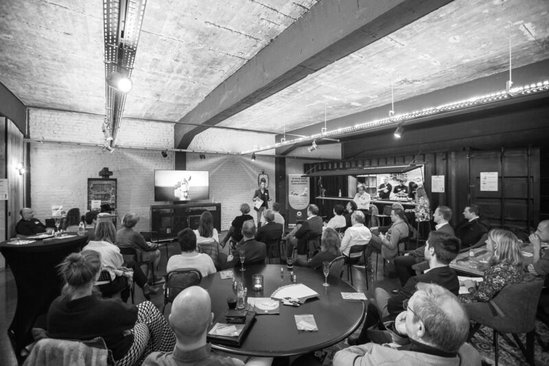 Séminaire dans le Loft Roots avec public aux tables rondes