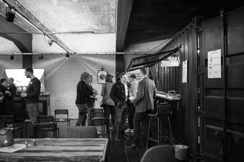 Invités en discussion au bar-conteneur du Loft Roots