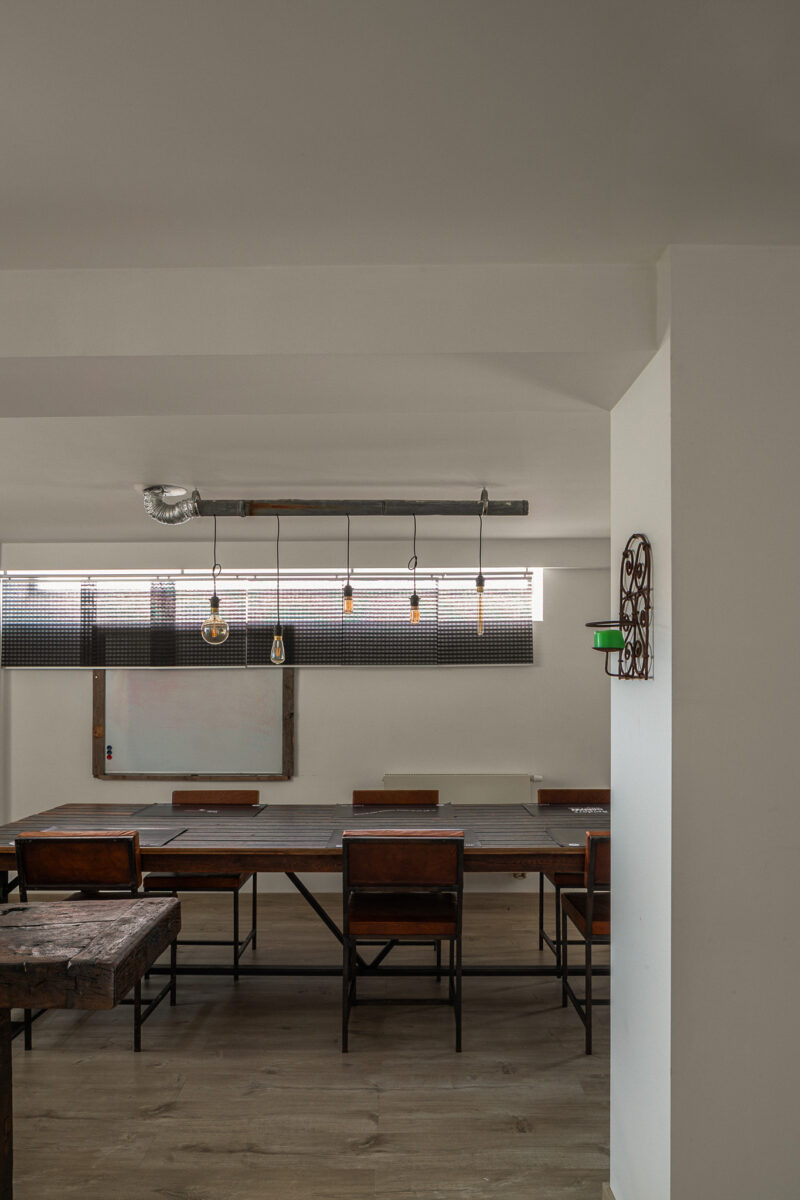 Le Loft Breakout avec longue table de réunion