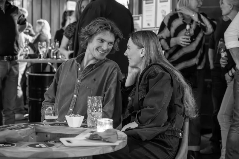 Deux invités à un mange-debout lors d’une soirée dans le Loft Roots