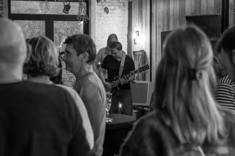 Un guitariste joue au milieu du public à la Roots Late Night