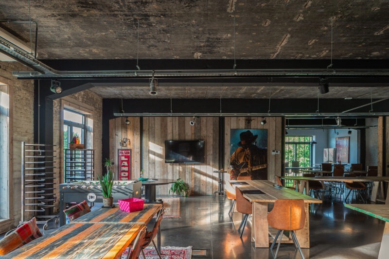 Le Loft Roots en entier, avec longues tables et le tableau du cow-boy