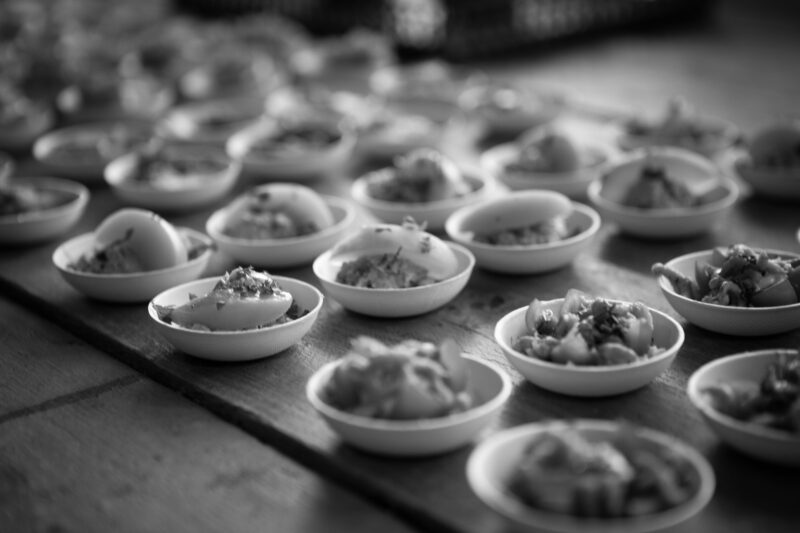 Bouchées en verrines sur une planche, traiteur chez LofttoBe